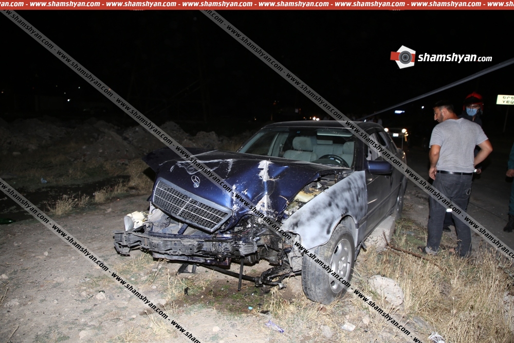 Կոտայքի մարզում Mercedes-ը բախվել է բետոնե էլեկտրասյանը, տապալել այն ու պոկել բարձրավոլտ էլեկտրալարերը