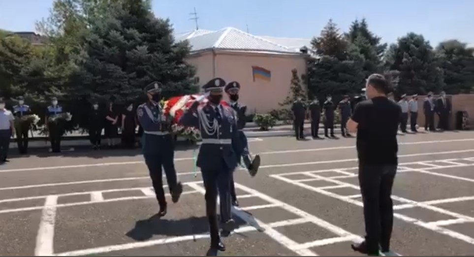 Ոստիկանության ղեկավար կազմը ծաղիկներ է խոնարհում ՊՊԾ գնդում զոհված ոստիկանների հուշարձանին