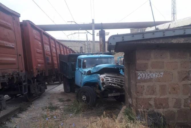 Բեռնատարը բախվել է բեռնատար գնացքի լոկոմոտիվին. գնացքների շարժը գրեթե 3 ժամով դադարեցվել է