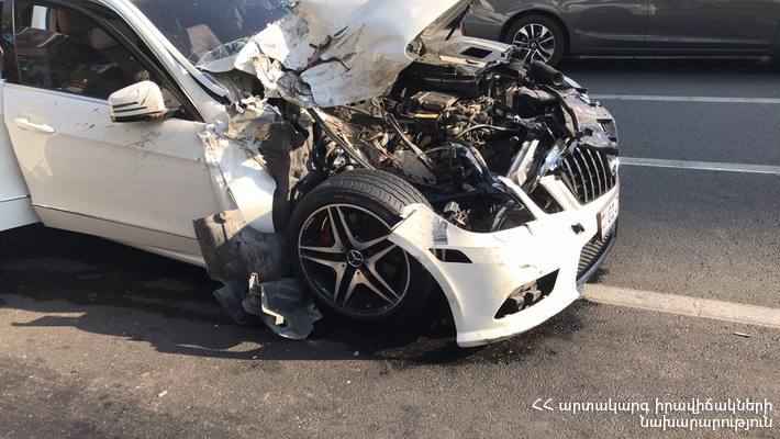 Բաղրամյան պողոտայում բախվել են «Mercedes C»-ն և թիվ 30 երթուղին սպասարկող «ԳԱԶել»-ը․ կան տուժածներ