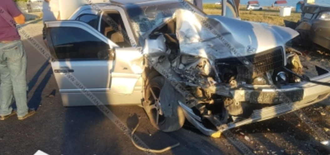 Գեղարքունիքի մարզում Mercedes-ը դուրս է եկել երթևեկելի գոտուց, բախվել կայանված BMW-ին․ կան վիրավորներ