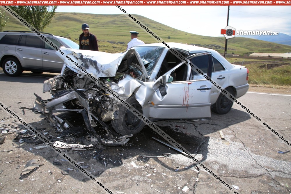 Խոշոր ավտովթար Կոտայքի մարզում. բախվել են Mercedes-ն ու Skoda-ն. 6 վիրավորներից 2-ը երեխաներ են