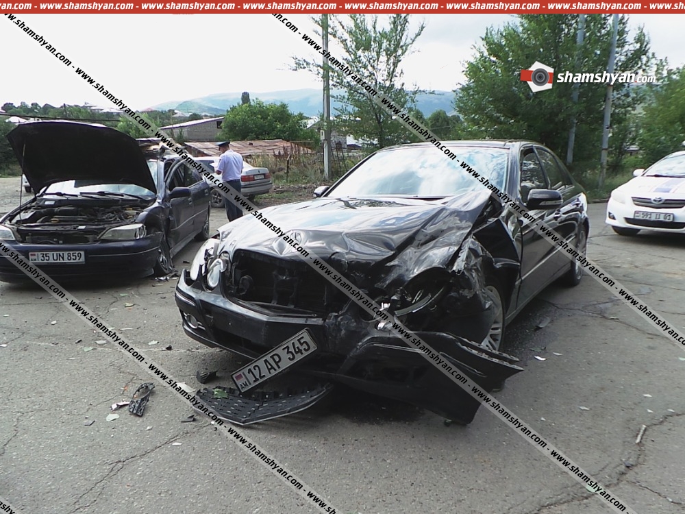 Հրազդանում բախվել են Mercedes-ն ու Opel-ը. կան վիրավորներ
