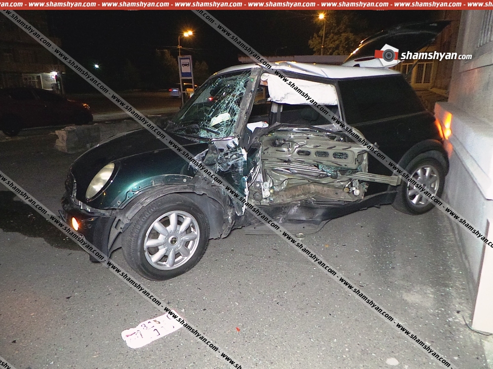 Երևանում բախվել են Volkswagen Jetta-ն ու MIni cooper-ը. վերջինս բախվել է էլեկտրասյանն ու քոլեջի պատին. կան վիրավորներ