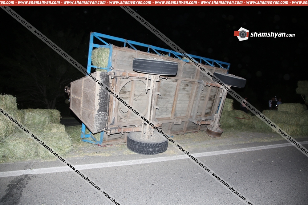 3 տոննա խոտի հակով բարձված կցորդիչը կողաշրջվել է