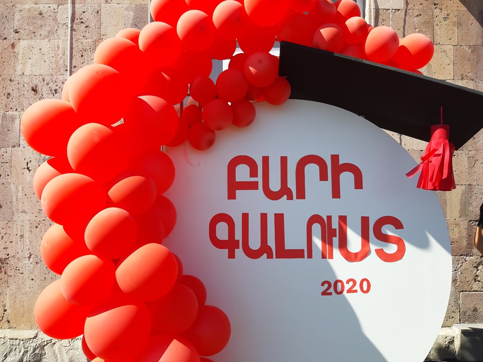 Գյումրիում առաջին կուրսեցիների համար նոր ուսումնական տարին մեկնարկեց դիմակներով ու ուսումնառության նոր պայմաններով