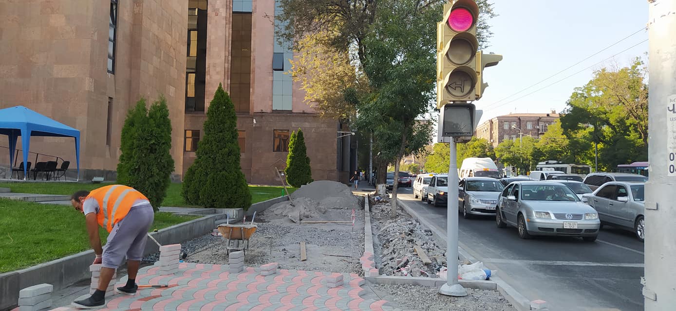 Սբ. Գրիգոր Լուսավորիչ փողոցի մայթի մի մասը կանաչապատվում է