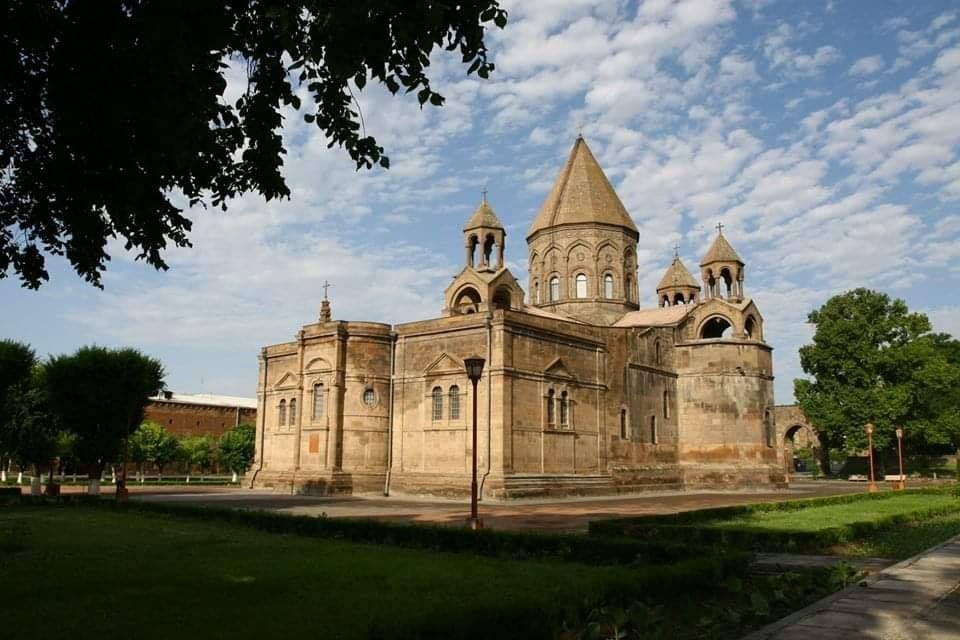 Քննարկվել են պետություն-եկեղեցի հարաբերություններին առնչվող հարցեր, հանրակրթության ոլորտի բարեփոխումները