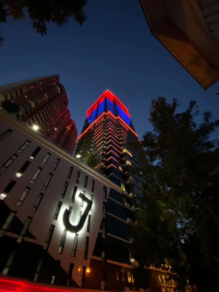Կիևի ամենաբարձր շենքերից մեկը՝ JackHousе-ը, լուսավորվել է Հայաստանի դրոշի գույներով