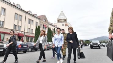 Աննա Հակոբյանն այցելել է Ստեփանակերտում գտնվող մի քանի ապաստարաններ