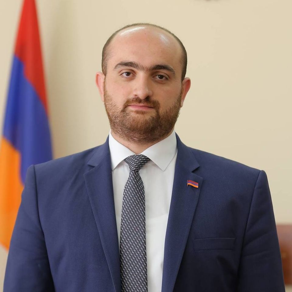 Հայրենիքը սիրում են ոչ թե լոկ խոսքերով, այլ գործով. Արագածոտնի մարզպետի շնորհավորանքը