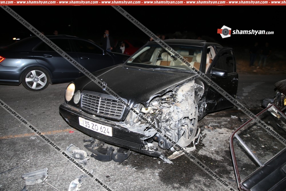 Երևան-Գյումրի ճանապարհին բախվել են Mercedes-ն ու 06-ը. երկու հոգի տեղում մահացել են
