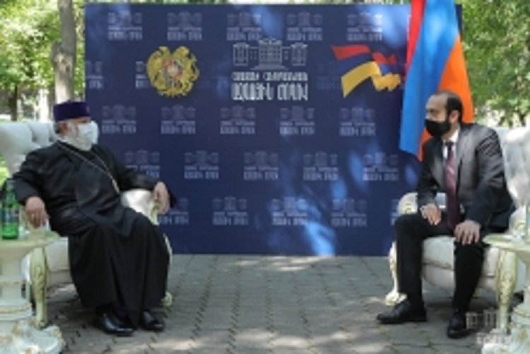 Արարատ Միրզոյանը հանդիպել է Ամենայն Հայոց կաթողիկոսի հետ