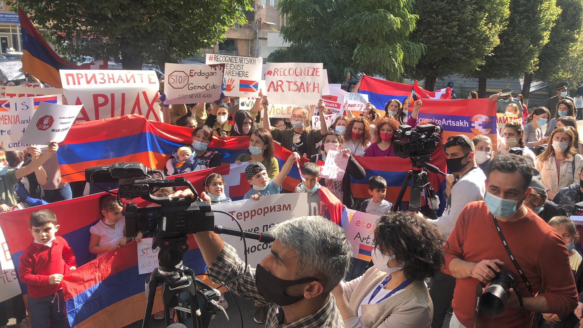 Արցախի կանայք ու երեխաները բողոքի ակցիա են իրականացնում ՄԱԿ-ի երևանյան գրասենյակի դիմաց