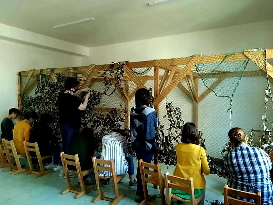 Ապրեն մեր ուսուցիչները. արձակուրդ չեն գնացել, բանակի համար քողարկող ցանցեր են հյուսում․ ԿԳՄՍ նախարար
