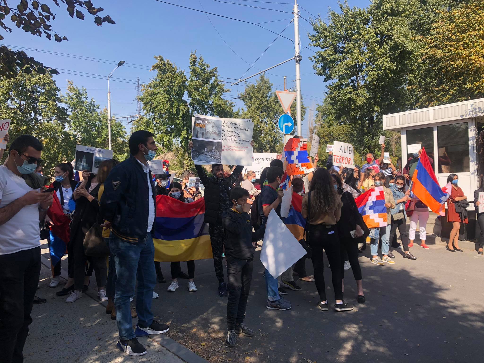 Օրեր առաջ ՄԱԿ-ի երևանյան գրասենյակի առաջ բողոքի ակցիա իրականացնող խումբն այսօր էլ ԱՄՆ դեսպանատան առաջ է