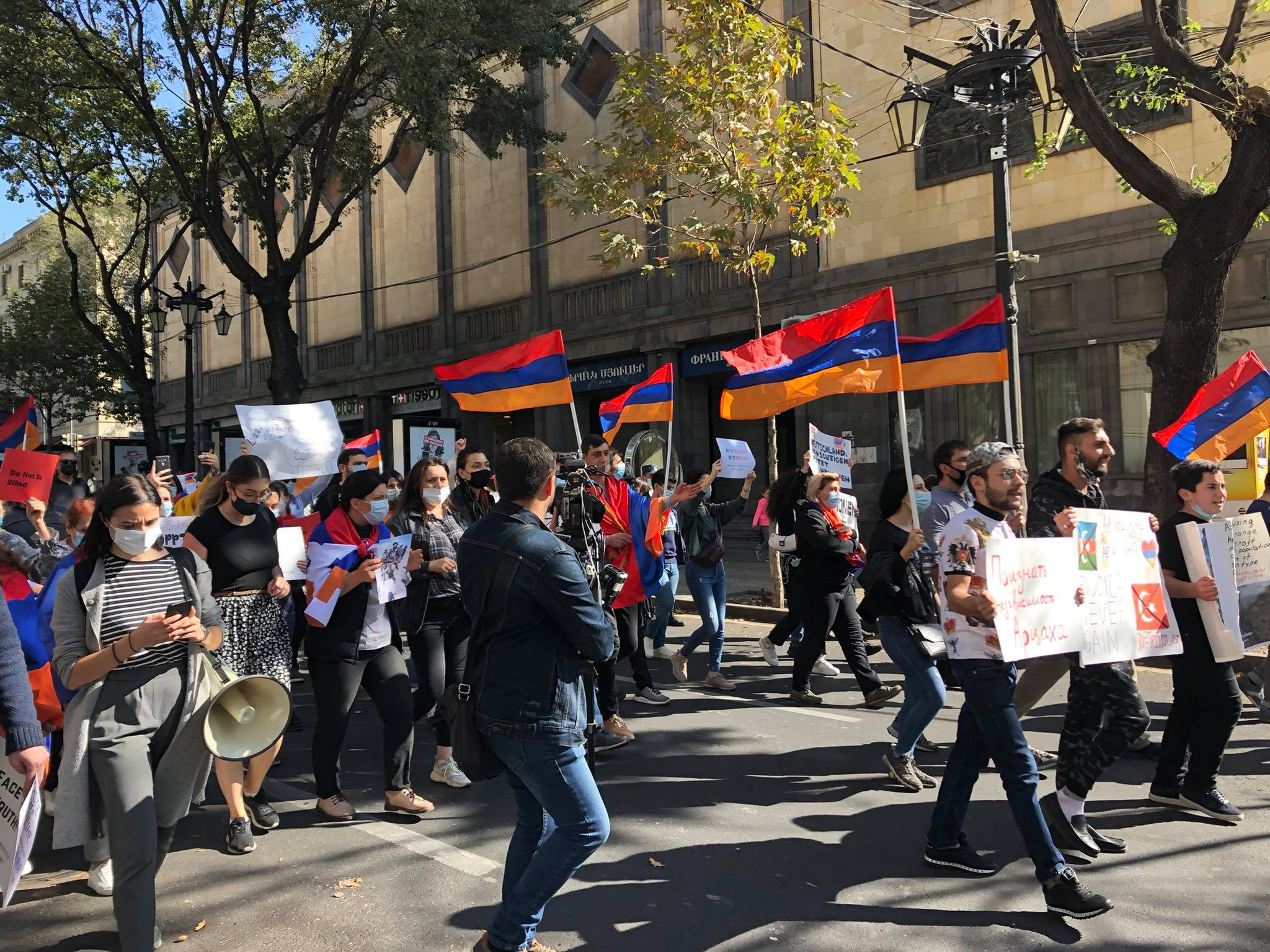 Հայ երիտասարդները բողոքի ակցիան կշարունակեն Իտալիայի դեսպանատան առջև