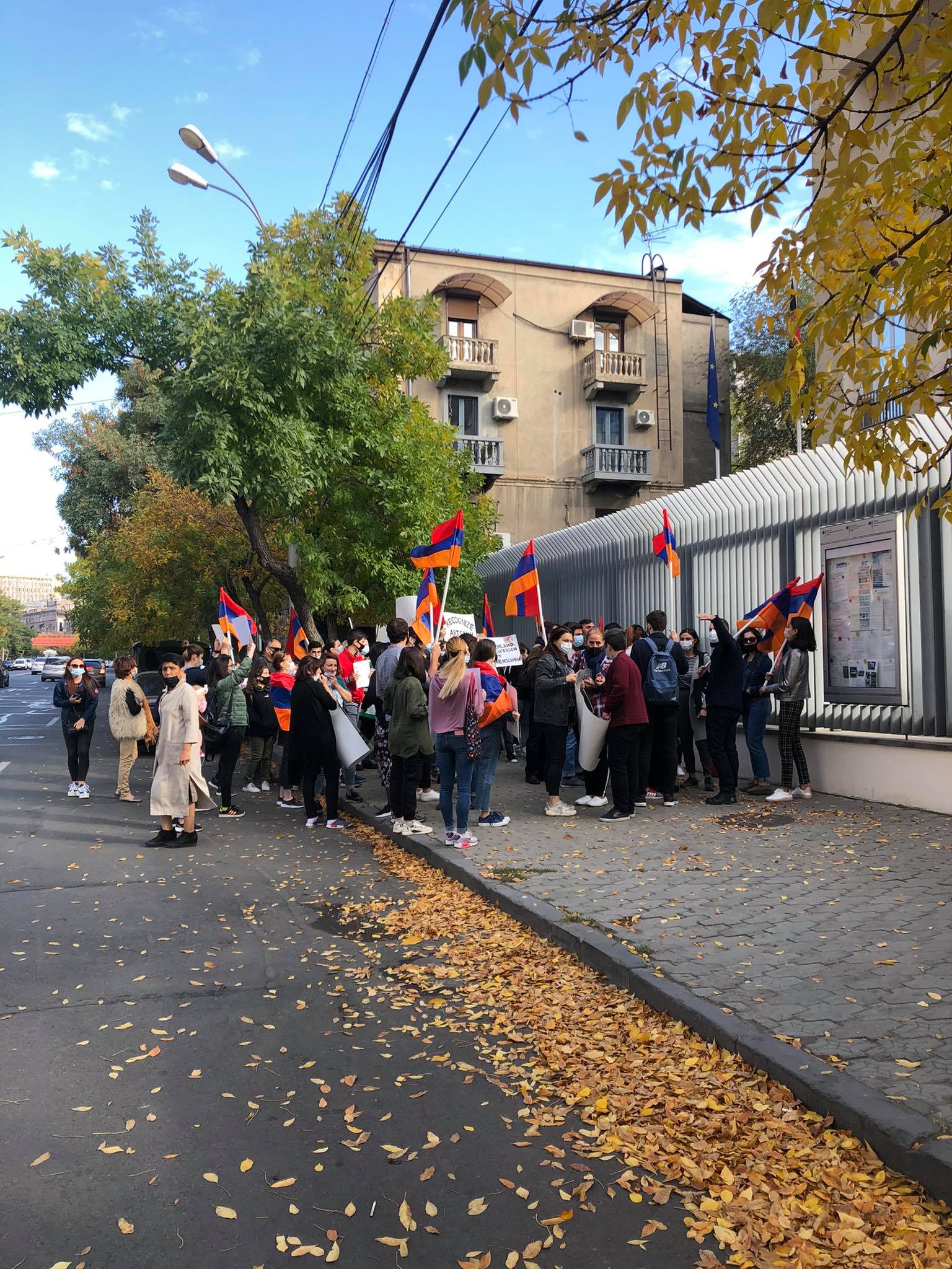 Հայ երիտասարդները բողոքի ակցիա են անցկացնում Հայաստանում Գերմանիայի դեսպանատան շենքի դիմաց