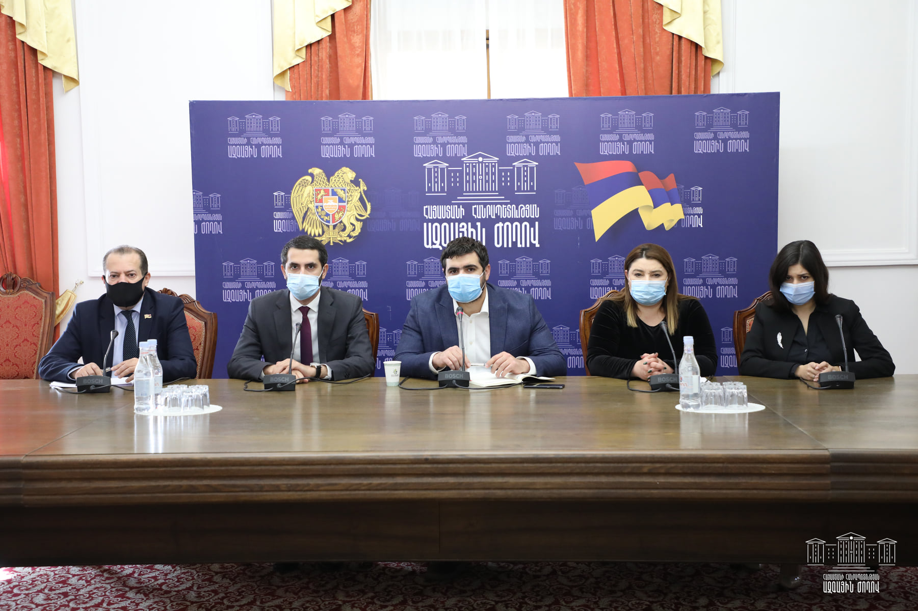Պատգամավորներն անընդունելի և վտանգավոր համարեցին այս պատերազմի կողմերի միջև հավասարության նշան դնելն ու երկու կողմերին ուղղված նույնական կոչեր անելը