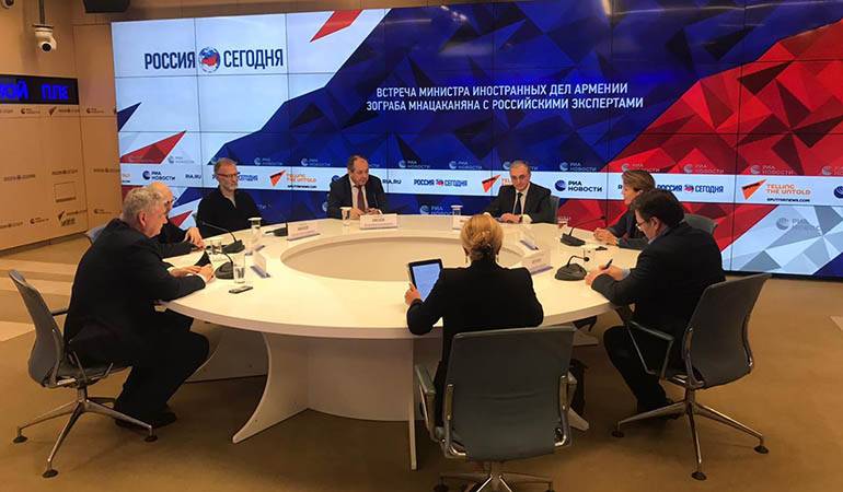 Զոհրաբ Մնացականյանը փակ քննարկում-հանդիպում է ունեցել ռուս փորձագետների և քաղաքագետների հետ