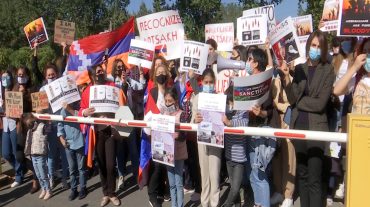 Մի՛ լռեք, այլ արդար եղեք․ արցախցի կանայք ու երեխաները բողոքի ցույցով եղել են ՀՀ ԱՄՆ դեսպանատան մոտ