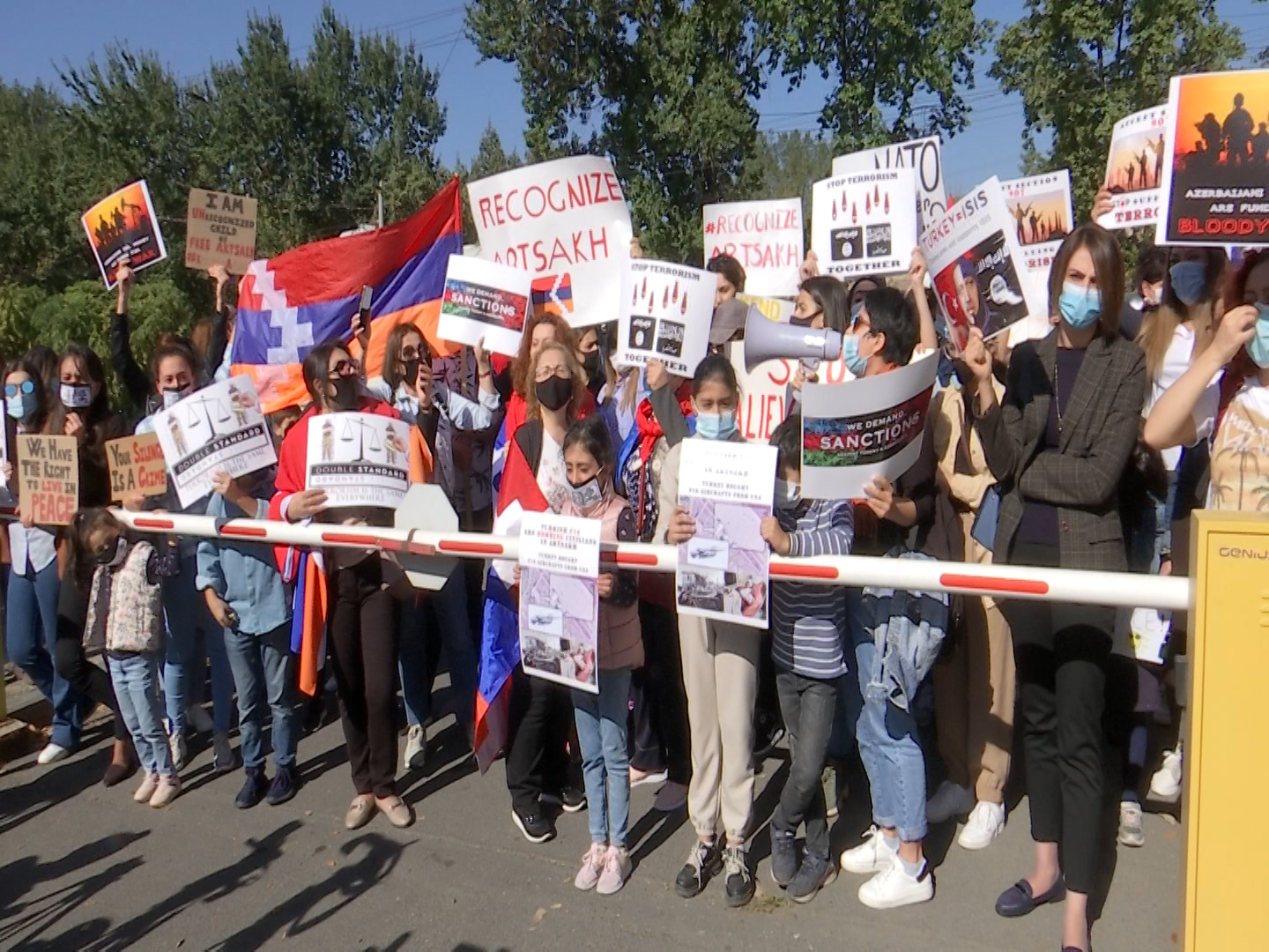 Մի՛ լռեք, այլ արդար եղեք․ արցախցի կանայք ու երեխաները բողոքի ցույցով եղել են ՀՀ ԱՄՆ դեսպանատան մոտ