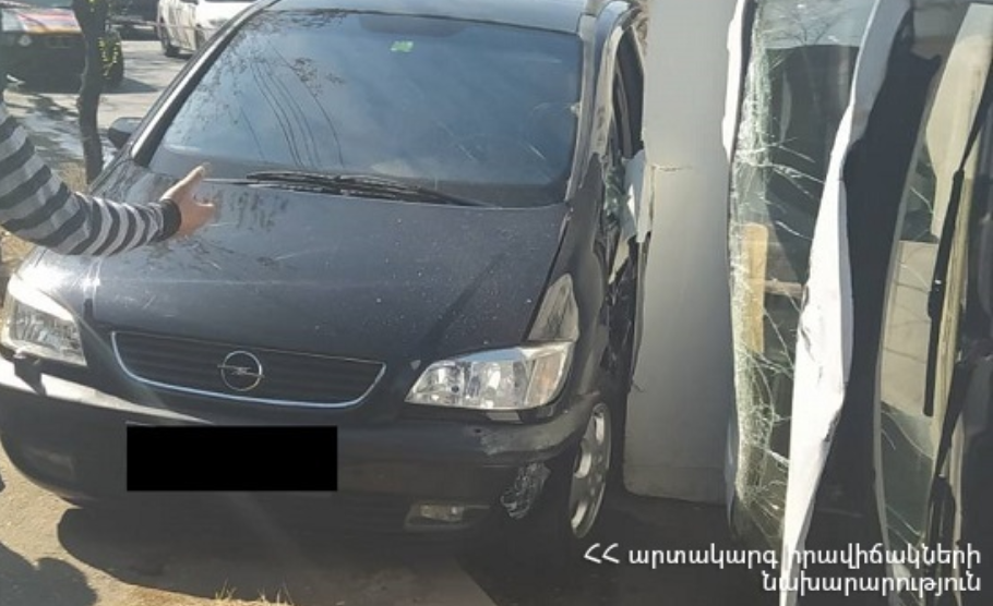 Շիրակի փողոցում բախվել են «Mercedes»-ն ու  «ԳԱԶել»-ը, վերջինն էլ կողաշրջվել է և բախվել այլ մեքենայի