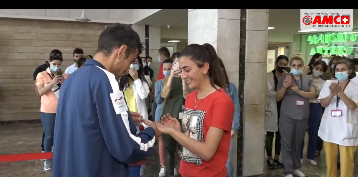 Արցախում վիրավորված հայորդին հիվանդանոցում ամուսնության առաջարկություն է արել իր սիրելիին