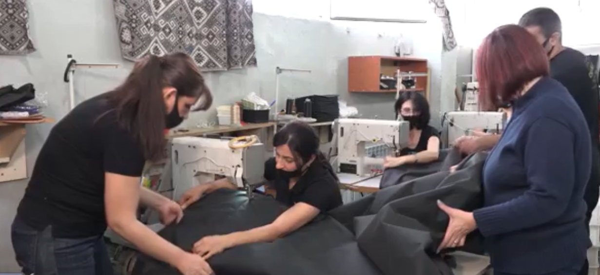 Թիկունքն ինքնակազմակերպվում է. պայուսակ արտադրող ընկերությունն օրուգիշեր քնապարկ է կարում Արցախի համար