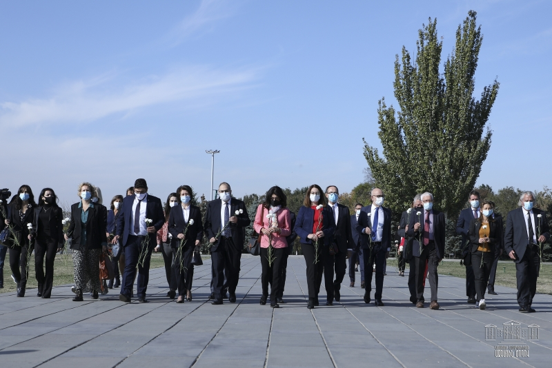Ֆրանսիայի խորհրդարանական պատվիրակությունն այցելել է Ծիծեռնակաբերդի հուշահամալիր