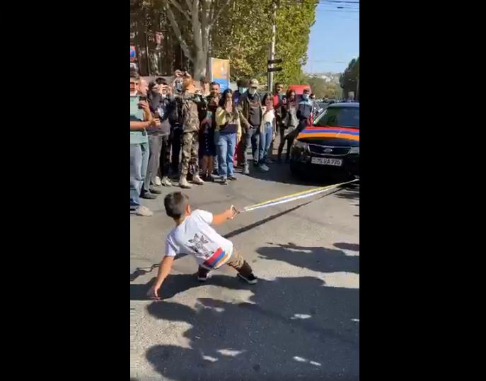 Փոքրիկը երկու մատով քաշել է ավտոմեքենան և հավաքված միջոցները նվիրաբերել Հայոց բանակին