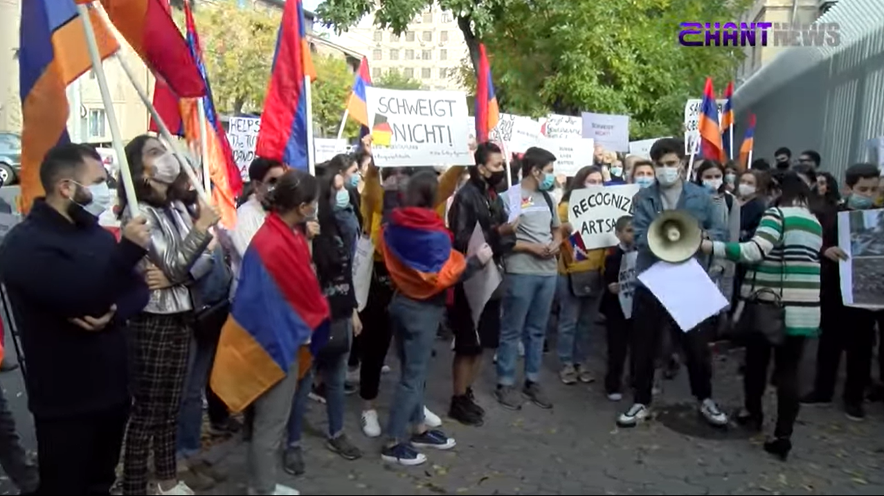 Բողոքի ակցիաներ ՀՀ-ում Գերմանիայի և Իտալիայի դեսպանատների առջև