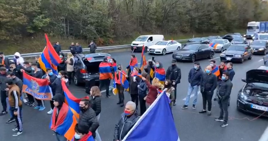 Ֆրանսիայում հայերը կրկին մայրուղի են փակել