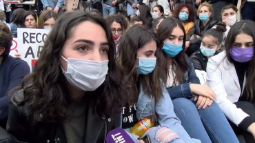 Մենք խաղաղ ապրելու իրավունք ունենք․ ԱՄՆ դեսպանատան դիմաց արցախցիները շարունակում են բողոքի ակցիան