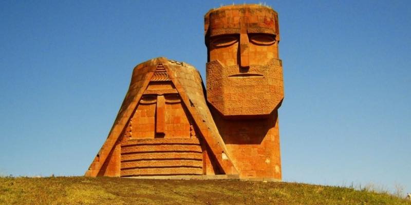 Նոյեմբերի 1-ը Արցախի խորհրդանիշ «Մե՛նք ենք մեր սարերը» հուշարձանի տեղադրման օրն է