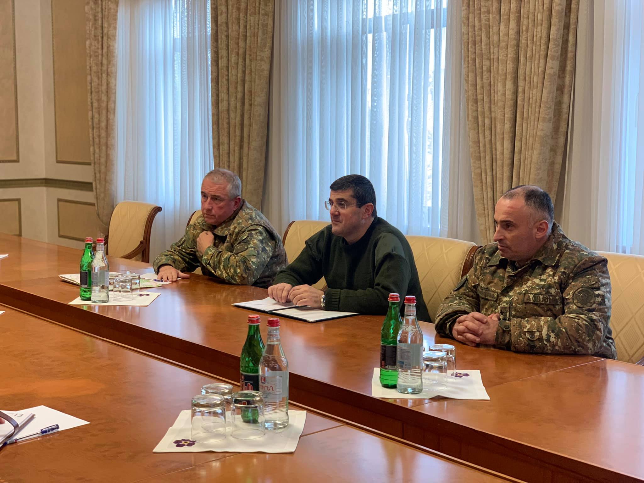 ԱՀ նախագահ Արայիկ Հարությունյանը հանդիպել է ՌԴ խաղաղապահ զորակազմի հրամանատարի հետ