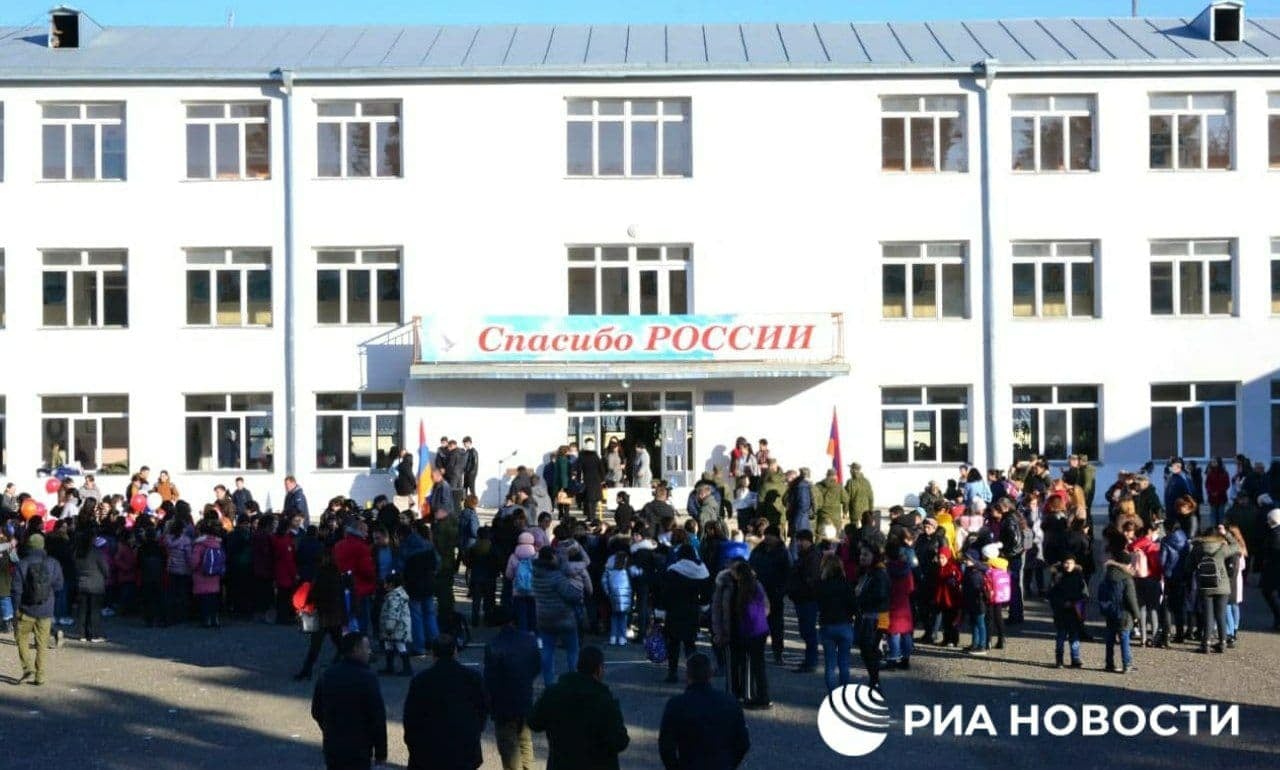 Պուտինի նկարով, հայկական և ռուսական դրոշներով, «շնորհակալություն Ռուսաստանին» գրառմամբ Ստեփանակերտում վերաբացվել է առաջին դպրոցը