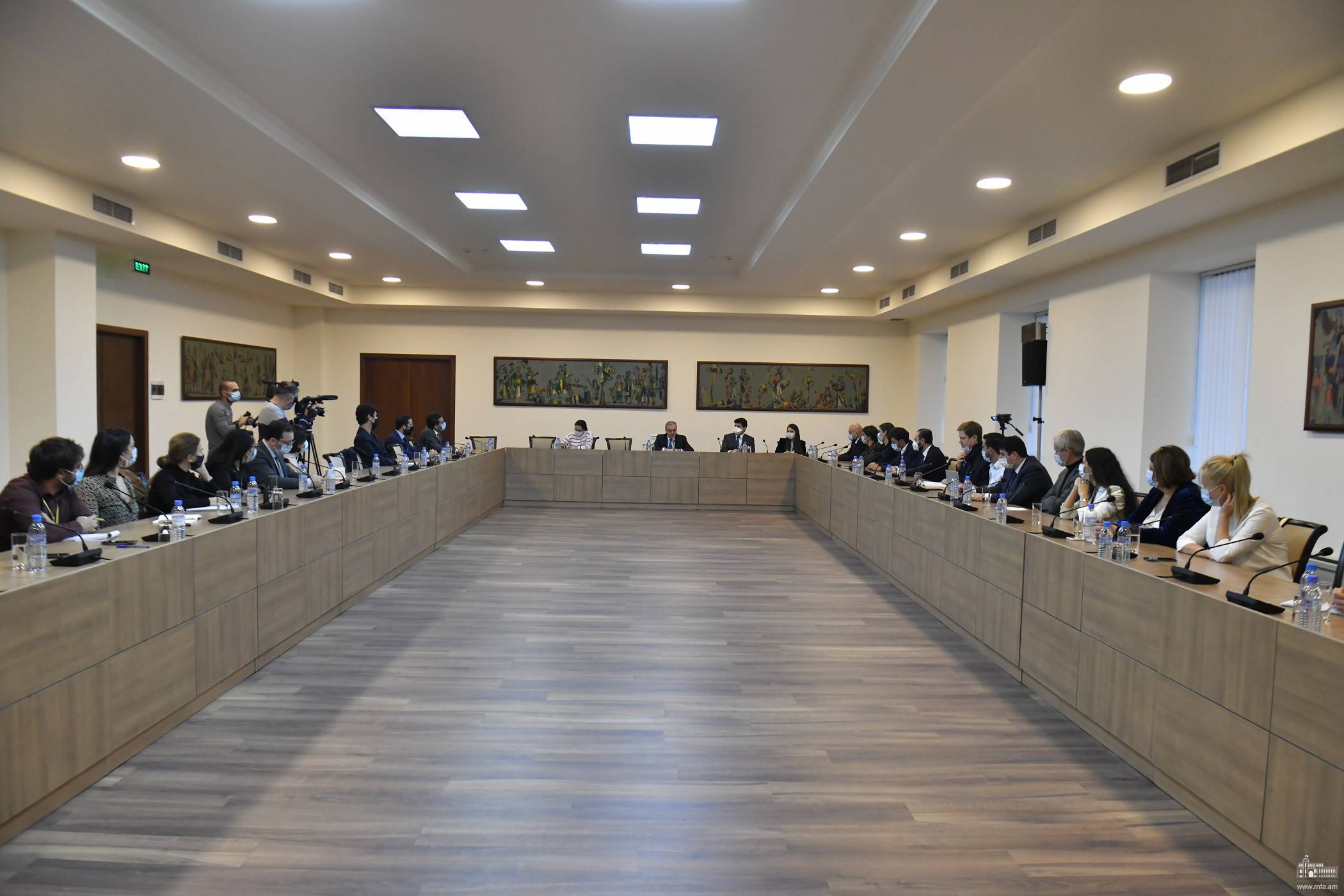 Զոհրաբ Մնացականյանն ընդունել է ԵՄ գործող և նախկին պատգամավորներից, օտարերկրյա լրագրողներից կազմված պատվիրակությանը