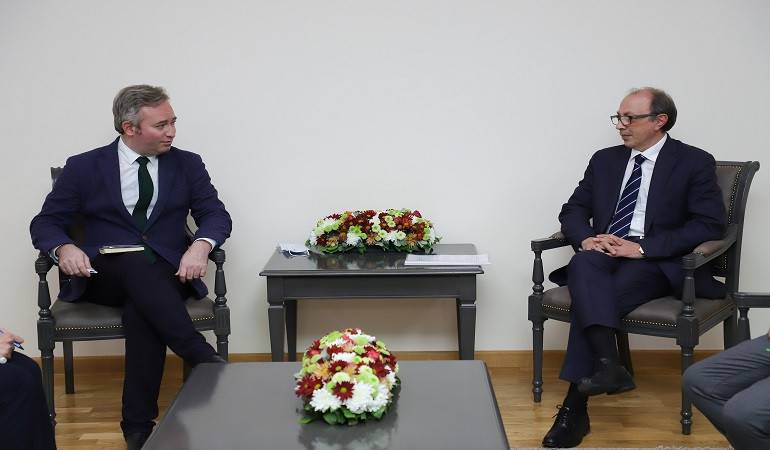 Արա Այվազյանը հանդիպել է Ֆրանսիայից արցախահայությանն ուղարկած մարդասիրական օժանդակության չվերթը ուղեկցող պատվիրակության ղեկավարի հետ