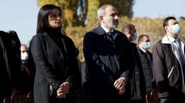 Վարչապետը տիկնոջ հետ ներկա է գտնվել պատերազմում զոհված հերոսների հիշատակի արարողությանը
