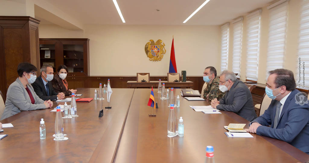 ՀՀ պաշտպանության նախարարը ընդունել է Հայաստանում ԿԽՄԿ-ի պատվիրակության ղեկավար Քլեր Մեյթրոյին և նորանշանակ ղեկավար Թյերի Ռիբոյին