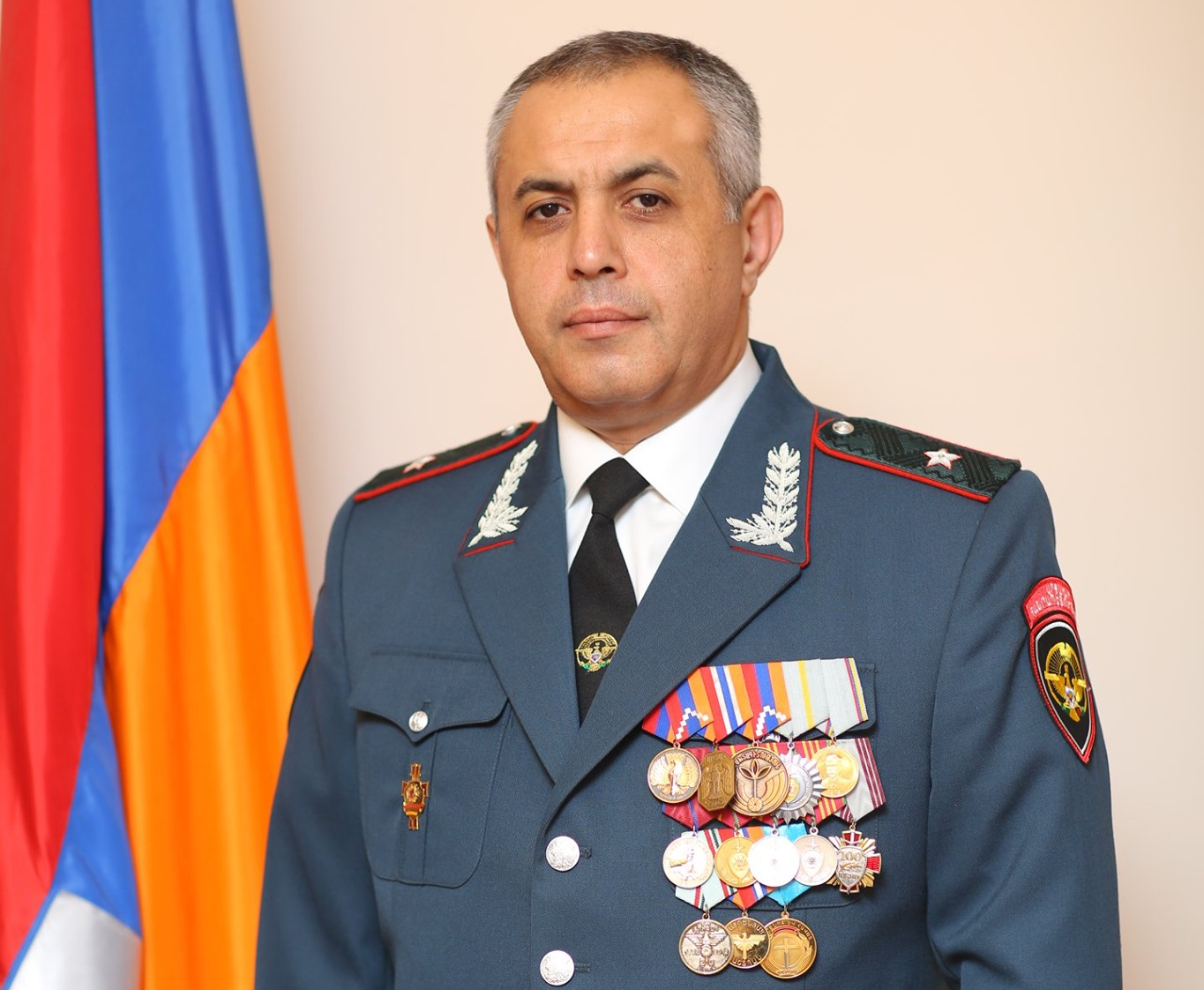 Պետք է բռնենք սխալներից դաս քաղելու և ապագան նորովի կերտելու ուղին․ ԱՀ ոստիկանապետի շնորհավորական ուղերձը ծառայակիցներին