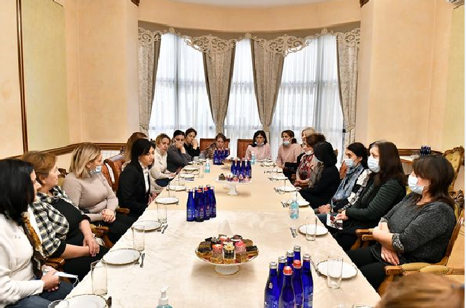 Աննա Հակոբյանը հանդիպել է պատերազմում գերեվարված, անհետ կորած ժամկետային զինծառայողների մայրերի հետ