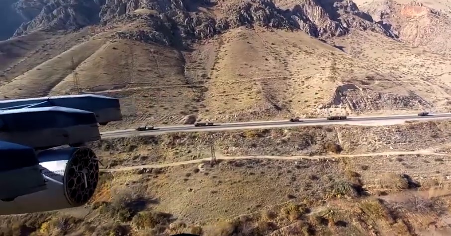 Ռուսական Մի-8 և Մի-24 ուղղաթիռներն ուղեկցում են ԼՂ մեկնող խաղաղապահների շարասյուները