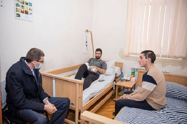 Աշխատանքի և սոցիալական հարցերի նախարարն այցելել է վիրավոր զինվորներին