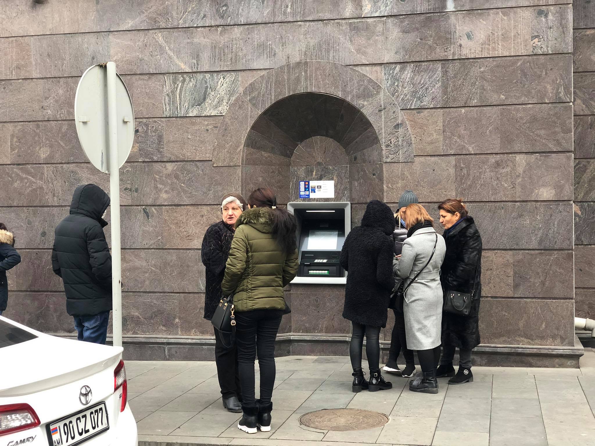 Անհետ կորած զինծառայողների հարազատները ՌԴ դեսպանատան դիմաց են