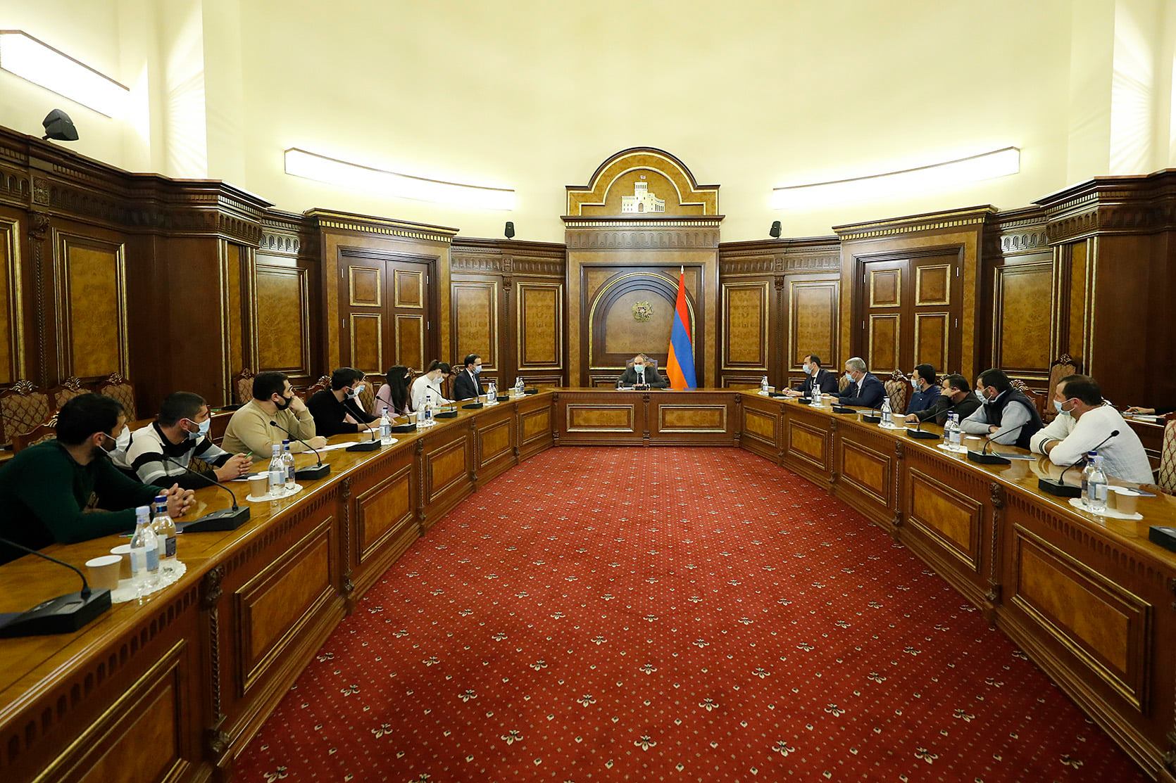 Նիկոլ Փաշինյանը հանդիպել է արցախյան պատերազմի հետևանքով դեռևս գերության մեջ գտնվող զինվորական և քաղաքացիական անձանց ընտանիքների անդամներին