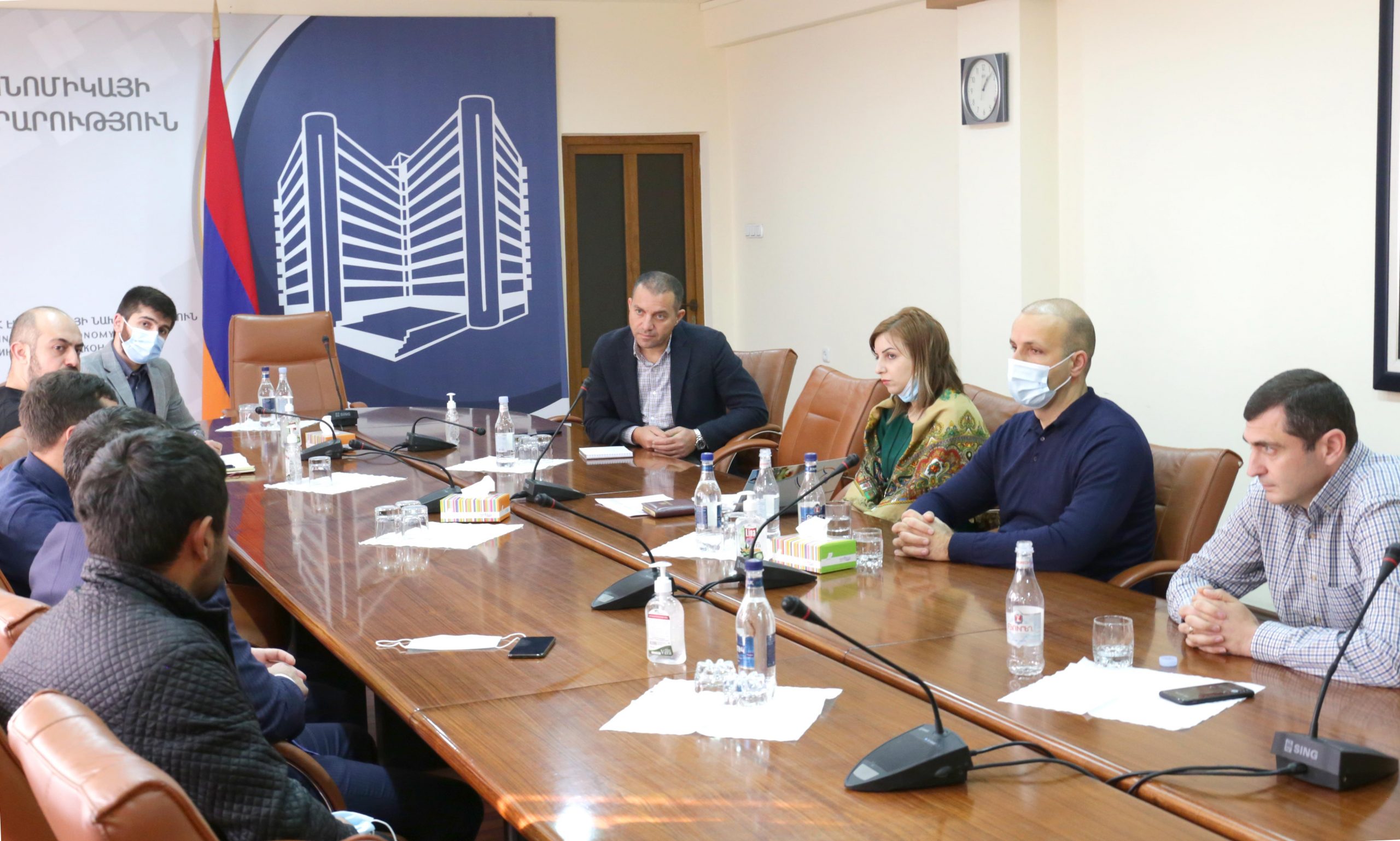 ՀՀ էկոնոմիկայի նախարարը հանդիպել է ջերմատնային տնտեսությունների ներկայացուցիչների և այգեգործների հետ