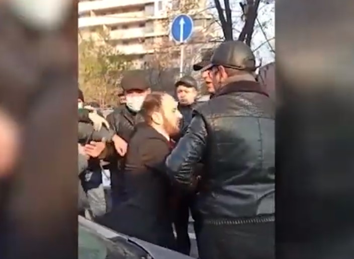Քաղաքացիները ձվերով հարձակվել են պատգամավորների վրա