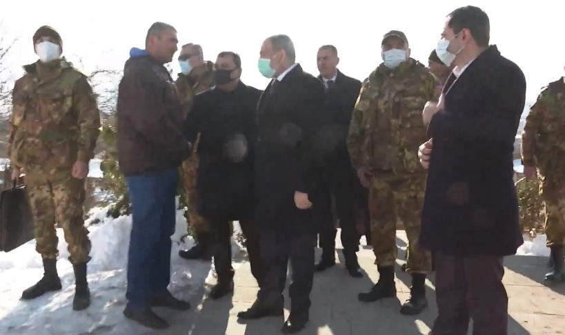 Փաշինյանը Սիսիանի քաղաքային պանթեոնում հարգանքի տուրք է մատուցում հերոսների հիշատակին